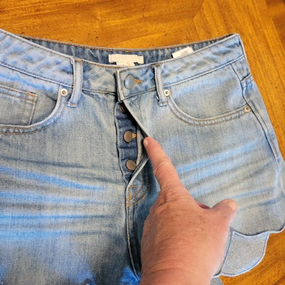 H&M Light Blue Scalloped Button Fly Denim Shorts - Picture 4 of 10